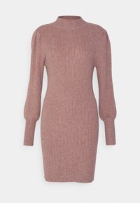 Robe en maille côtelée de couleur rose pâle avec un col montant, de longues manches bouffantes et une silhouette ajustée. Le tissu texturé ajoute un intérêt visuel.