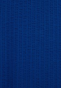 Texturerad blått tyg med vertikal ribbmönster. Materialet ser mjukt och stickat ut, med jämnt fördelade subtila linjer genom hela tyget.