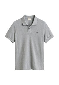Polo manches courtes gris clair avec col, patte à deux boutons et petit logo brodé en forme de bouclier sur la poitrine gauche.