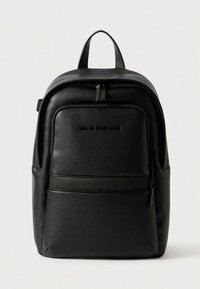 Mochila em pele preta texturada com alça superior, fechos de correr e bolso frontal. Design simples com ferragens e detalhes minimalistas.