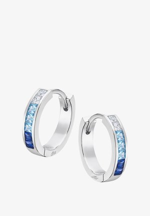 Boucles d'oreilles en argent avec une rangée de pierres bleues et transparentes, avec une finition lisse et polie et un design géométrique.