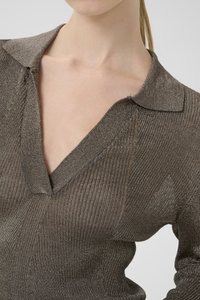 Pulover metalic bronz, cu guler la baza gâtului, având o tăietură în formă de V, textură canelată și un design ajustat care subliniază forma corpului.