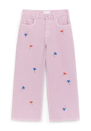 Pantalones rosa claro de pierna ancha con pequeñas flores bordadas en azul y naranja dispersas, bolsillos delanteros y cierre con botón.