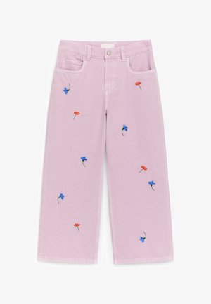 Svetloružové široké nohavice s malými rozptýlenými modrými a oranžovými vyšívanými kvetmi, prednými vreckami a zapínaním na gombík.