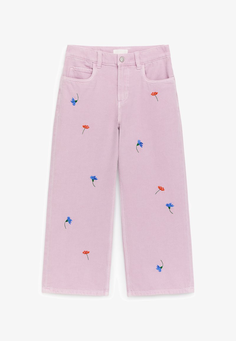 Pantalon large rose clair avec petites fleurs brodées bleues et orange éparpillées, poches avant et fermeture par bouton.