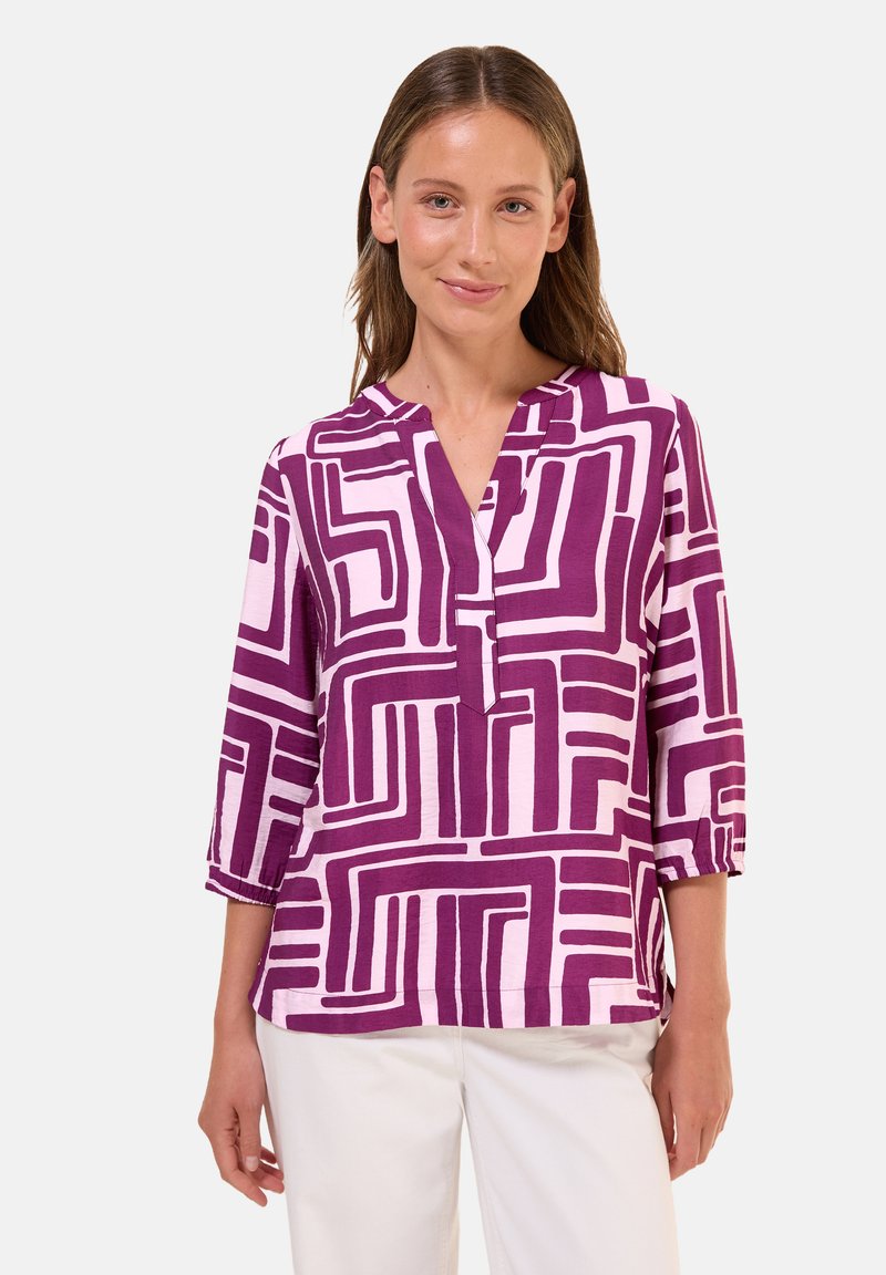 Paarse en roze geblokte blouse met een notch kraag, driekwart mouwen en een ontspannen pasvorm. Bevat geometrische blokontwerpen.