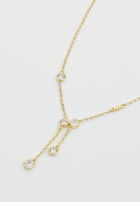 Collier en chaîne dorée orné de cinq pierres précieuses transparentes de formes variées, trois rondes et deux carrées, avec un design délicat et ajustable.