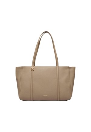 Borsa tote beige Calvin Klein con doppi manici a spalla e logo discreto vicino al centro inferiore su sfondo bianco.