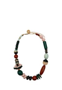 Wielobarwny naszyjnik z koralików z akcentami w kolorach zielonym, różowym, czarnym, czerwonym i złotym. Różnorodne kształty o gładkich i fakturowanych powierzchniach.