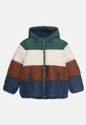 Veste matelassée à capuche pour enfant avec des blocs de couleur horizontaux verts, blancs, marron et bleus, fermeture éclair frontale et deux poches latérales avec boutons-pression.