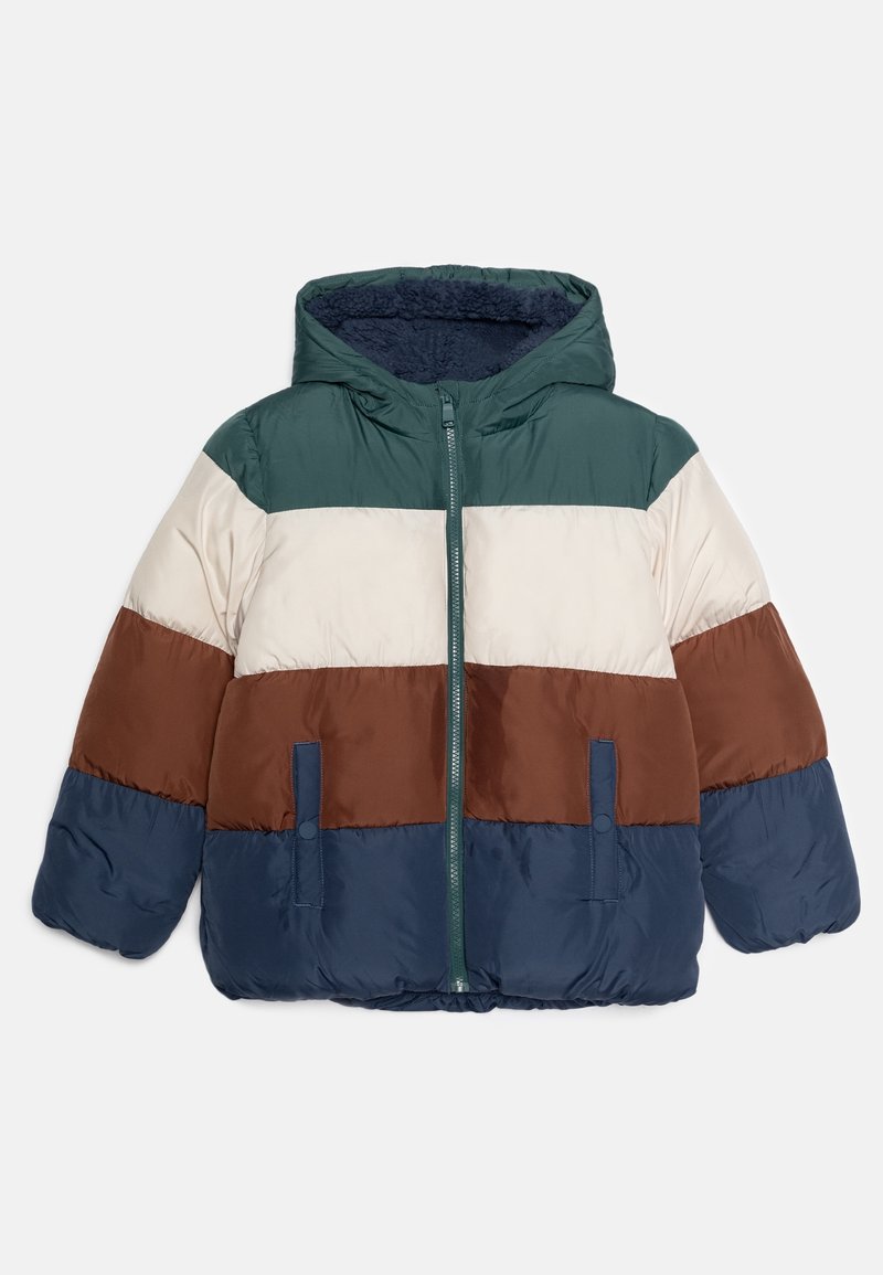 Veste matelassée à capuche pour enfant avec des blocs de couleur horizontaux verts, blancs, marron et bleus, fermeture éclair frontale et deux poches latérales avec boutons-pression.