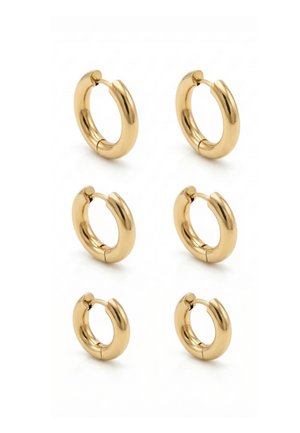Trois paires de boucles d'oreilles créoles en or de petite, moyenne et grande tailles, disposées verticalement sur un fond blanc.