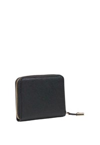 Portafoglio nero con zip realizzato in materiale testurizzato, caratterizzato da una cerniera dorata e un piccolo tirante per una facile apertura e chiusura.