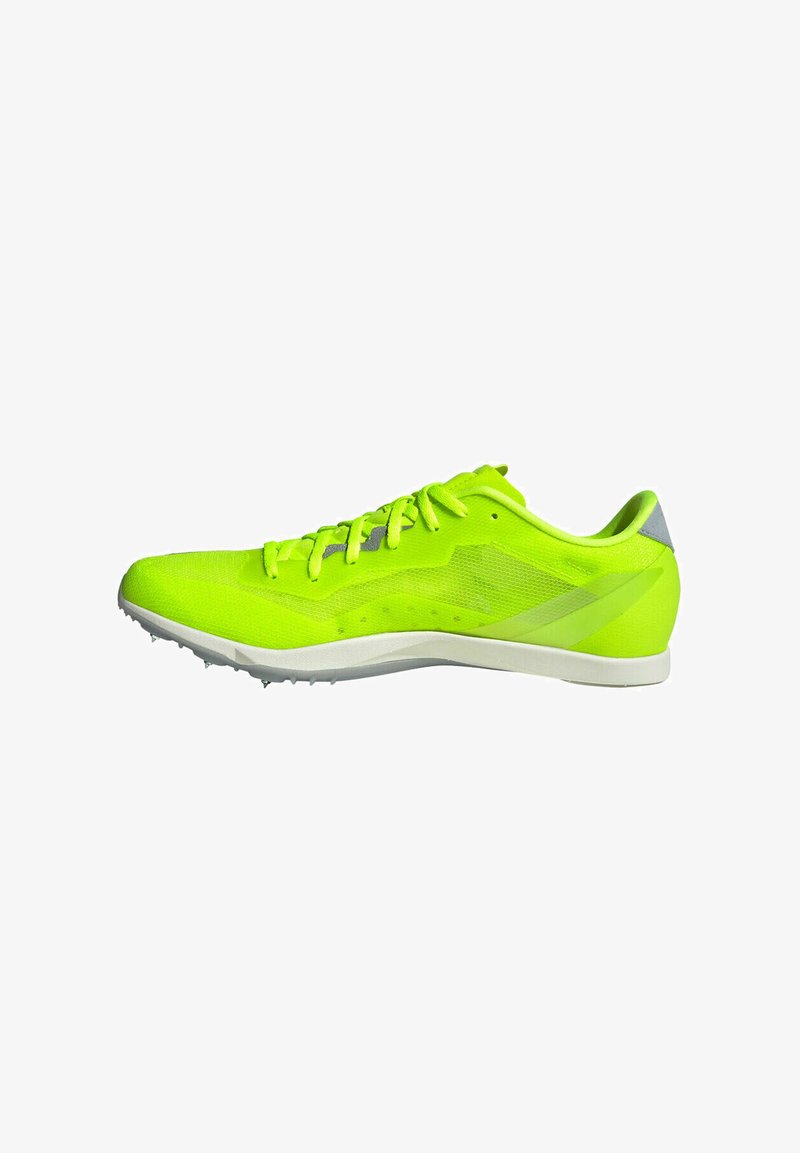 Zapatilla de running amarilla neón con parte superior de malla, cordones y detalles plateados. Presenta un diseño ligero y una suela con clavos para mayor tracción.