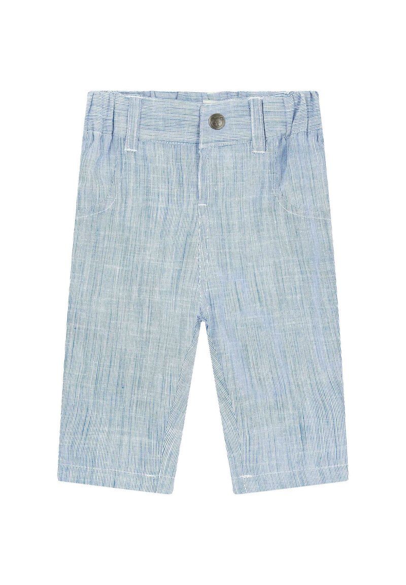 Hellblaue Shorts mit vertikalen Streifen, aus einem Baumwoll-Mischgewebe, mit einem vorderen Knopfverschluss und Gürtelschlaufen. Zwei seitliche Taschen sichtbar.