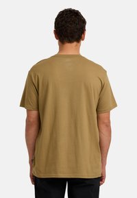 T-shirt z krótkim rękawem w oliwkowym kolorze, wykonany z bawełny, z okrągłym dekoltem, gładki tył ze szczegółami szycia, luźny krój, bez widocznych logo.