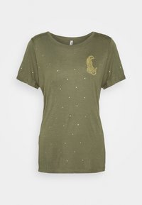 Oliven grøn bomulds t-shirt med korte ærmer, prydet med et design af en kat i gul glimmer og spredte metalliske prikker over stoffet.