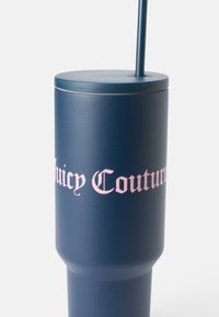 Zils nerūsējošā tērauda tasi ar matētu apdari, kurai ir rozā "Juicy Couture" teksts, salmiņš un apaļa vāciņš.