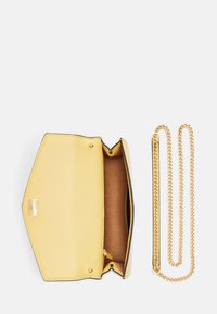 Lauren Ralph Lauren NAPPA LEATHER MEDIUM SAWYER BAG - Borsa a tracolla - primrose yellow