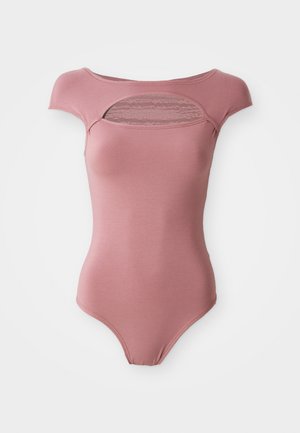 Bodysuit boje maline s kratkim rukavima, s prozirnim mrežastim okruglim izrezom na prsima i glatkim prilagođenim dizajnom.