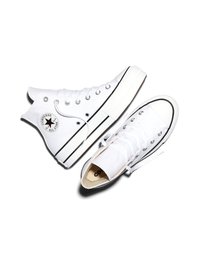 Par vita Converse All Star höga sneakers med svart kant och vita snören mot en vit bakgrund.