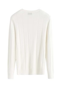 Pull blanc en maille avec un motif côtelé vertical, encolure ronde, manches longues et coupe ajustée aux poignets et à l'ourlet.