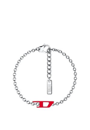 Silbernes Gliederarmband mit einem roten "D"-Anhänger und einem kleinen rechteckigen Anhänger mit der Gravur "DIESEL", ausgestattet mit einem Karabinerverschluss und verstellbaren Gliedern.
