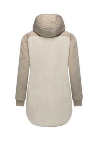 Lang, hættejakke med en beige quiltet overdel og en blød, cremefarvet kunstpels nederst. Har ribbede manchetter og en afrundet kant.