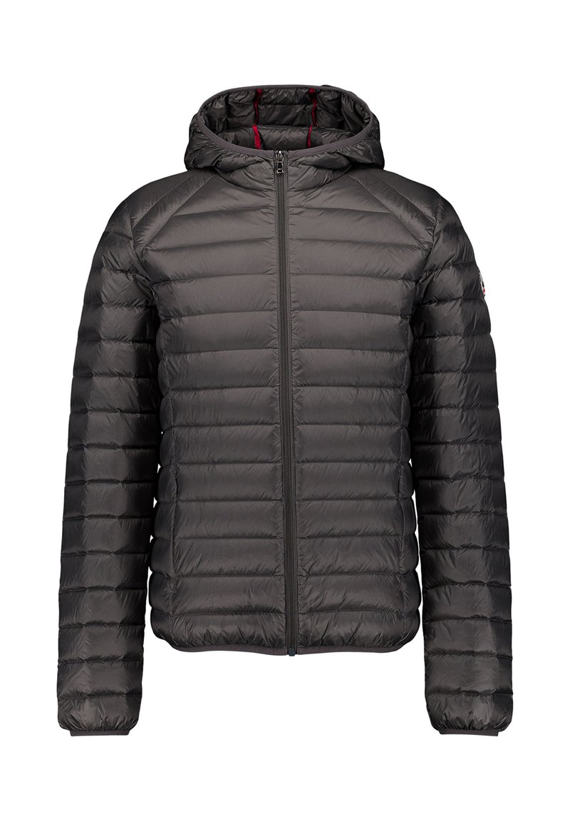 Donkergrijze gewatteerde jas met horizontale stiksels, volledige ritssluiting aan de voorkant, elastische manchetten en een aangehechte capuchon met rode voeringaccenten.