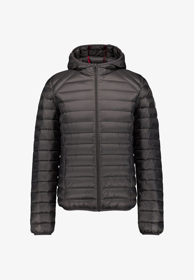 Giacca imbottita grigio scuro con cuciture orizzontali, zip frontale completa, polsini elasticizzati e cappuccio attaccato con dettagli foderati rossi.