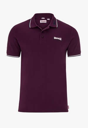Tumši violets īsroku polo krekls ar baltām svītrām apkaklē un piedurknēs, divu pogu aizdari un "Lonsdale London" logotipu uz krūtīm un apkakles.