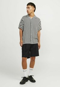 Jack & Jones WIDE FIT - Shorts - black
