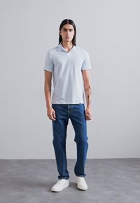 Filippa K STRETCH TEE - Pamata T-krekls - ice blue