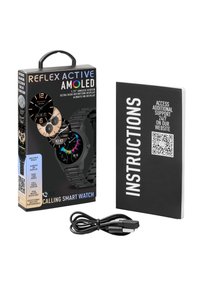 Il packaging dello smartwatch presenta un design nero elegante, uno schermo AMOLED e include un cavo di ricarica USB e un libretto di istruzioni.