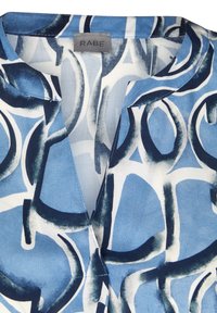 Blaue und weiße Bluse mit einem gemusterten Design aus wirbelnden Formen. Hergestellt aus leichtem Stoff mit einem Kragen und einem Etikett mit der Aufschrift "RABE."