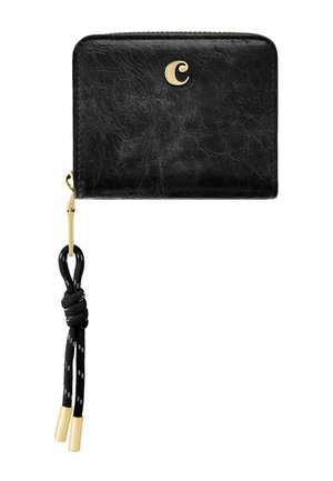 Portafoglio in pelle nera texturizzata con cerniera dorata, emblema dorato a forma di "C" e cordino nero con punte in metallo dorato attaccato alla cerniera.