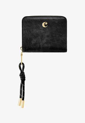 Portefeuille en cuir noir texturé avec fermeture éclair dorée, emblème "C" doré et cordon noir avec embouts métalliques dorés attaché à la tirette de la fermeture éclair.