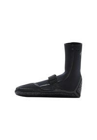 Zapato acuático de neopreno negro con tobillo alto, correa en el medio del pie, suela texturizada, y áreas de puntera y talón reforzadas.