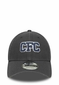 Graue verstellbare Kappe mit gebogenem Schild. Mit gesticktem "CFC"-Logo in Marineblau und Hellblau. Hergestellt aus strapazierfähigem Material mit strukturiertem Design.