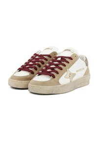 Sneaker beige in suede e bianco in pelle con lacci bordeaux, suola piatta in gomma e un accento a forma di stella sul lato. Presenta una tomaia perforata.