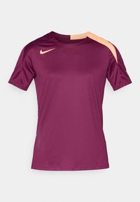 Camisa desportiva de manga curta bordô com detalhes laranja nos ombros, feita de um tecido leve com um padrão texturizado e decote redondo.