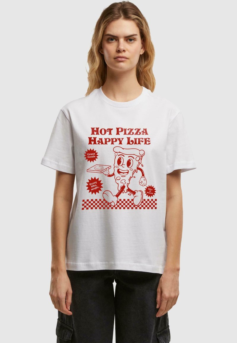 Weißes Baumwoll-T-Shirt mit einem Cartoon-Pizzastück mit Armen und Beinen, rotem Text „Heißes Pizza, glückliches Leben“ und einem karierten Muster am unteren Rand.