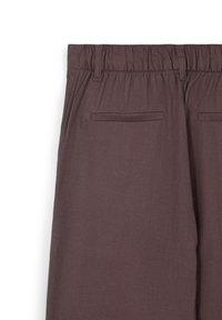 Pantaloni marroni scuri con vita elasticizzata e passanti per cintura, dotati di due tasche posteriori orizzontali senza chiusure visibili.
