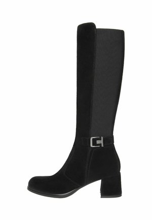 Bottes noires jusqu'aux genoux avec un extérieur en daim, un panneau en tissu texturé, un talon bloc et un accent en boucle argentée.