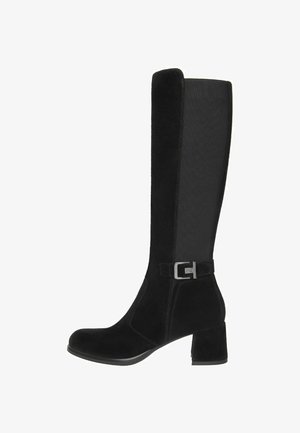 Bottes noires jusqu'aux genoux avec un extérieur en daim, un panneau en tissu texturé, un talon bloc et un accent en boucle argentée.