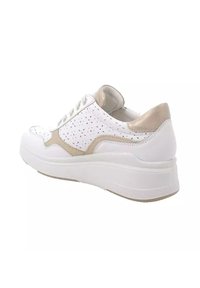 Sneaker bianco con tomaia perforata, accenti beige e una spessa suola bianca. Presenta punta arrotondata e un design con lacci. Materiali lisci e testurizzati.