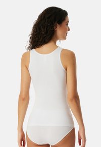 Witte tanktop van glad katoen, met een ronde halslijn en smalle bandjes, voorzien van een delicate kantafwerking langs de randen.