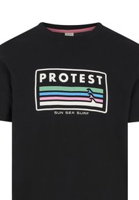 Černé bavlněné tričko s obdélníkovou grafikou a textem "PROTEST" a barevnými vlnovými liniemi v modré, růžové a zelené barvě. Text pod ním zní "SLUNCE MOŘE VLNY."