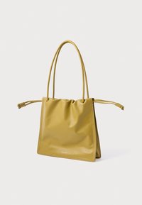 Borsa a mano in pelle gialla con apertura superiore morbida e arricciata, due manici lunghi e una texture liscia. Presenta un marchio minimale nella parte inferiore.