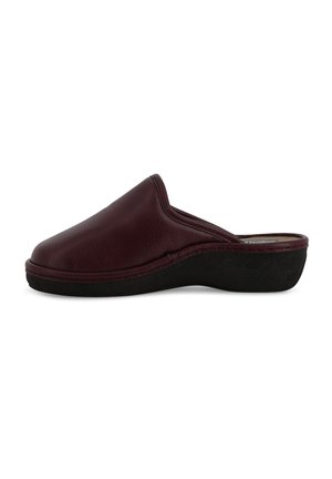 Zoccolo in pelle bordeaux con tomaia liscia, punta arrotondata e suola nera elevata per comfort e stabilità.